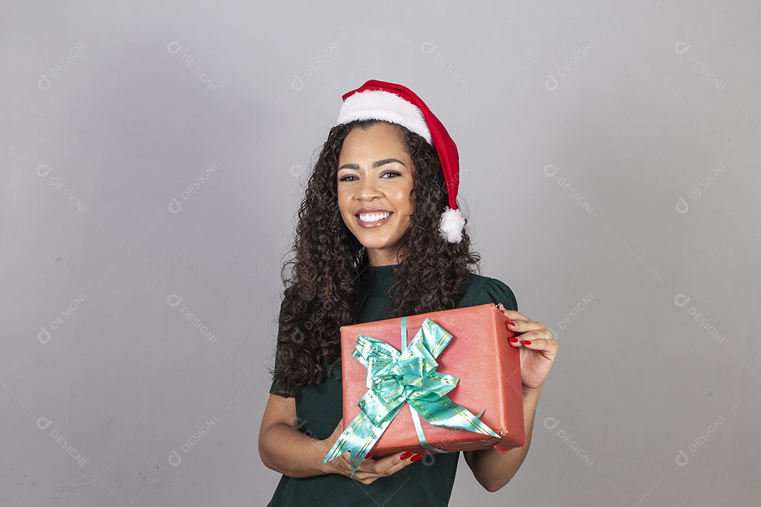 Linda mulher jovem usando chapéu de papai noel celebrando o natal