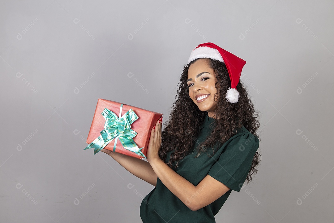 Linda mulher jovem usando chapéu de papai noel celebrando o natal