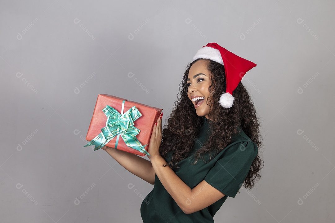 Linda mulher jovem usando chapéu de papai noel celebrando o natal