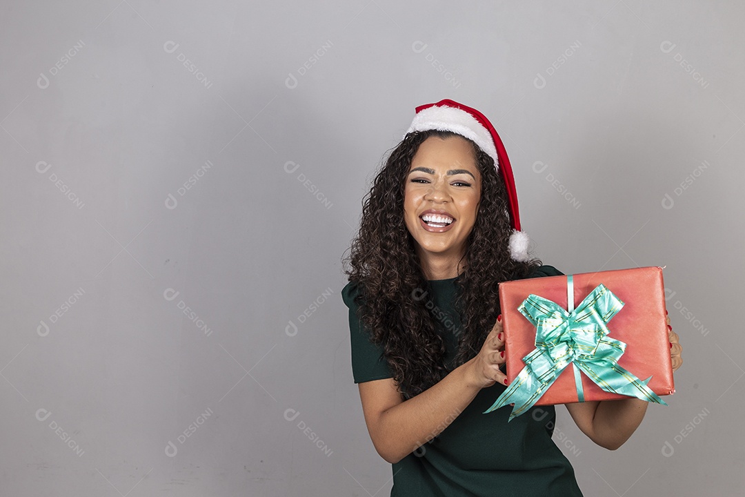 Linda mulher segurando presente de natal
