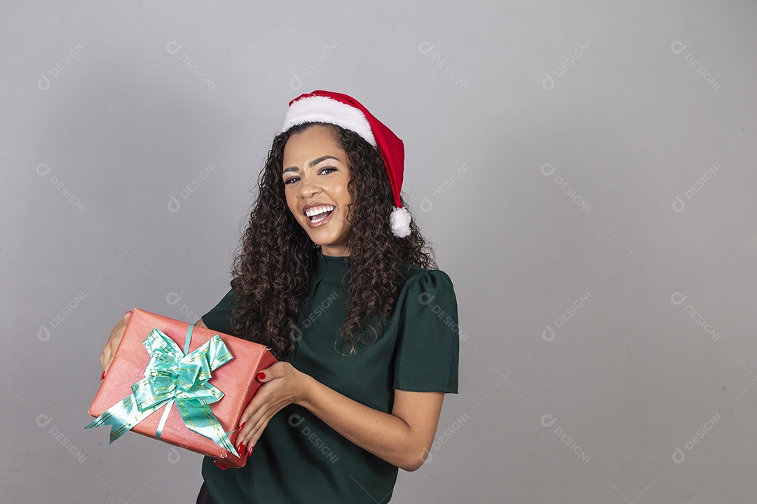 Linda mulher jovem usando chapéu de papai noel celebrando o natal