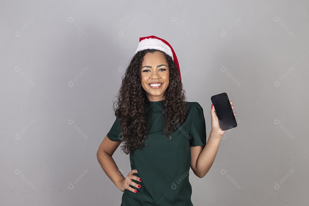 Linda mulher jovem usando chapéu de papai noel celebrando o natal