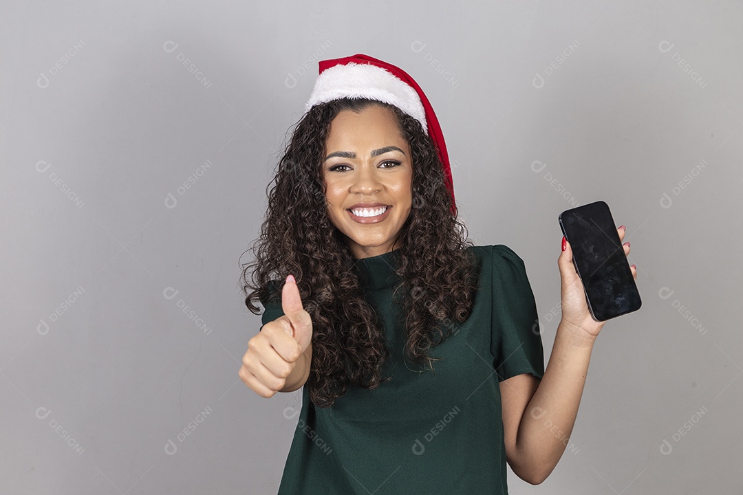 Linda mulher jovem usando chapéu de papai noel celebrando o natal