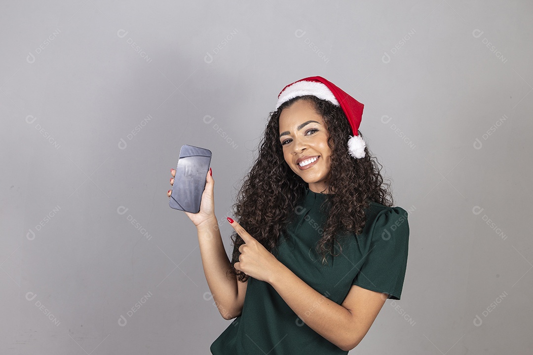 Linda mulher jovem usando chapéu de papai noel celebrando o natal