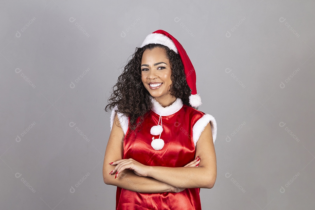 Linda mulher jovem usando chapéu de papai noel celebrando o natal