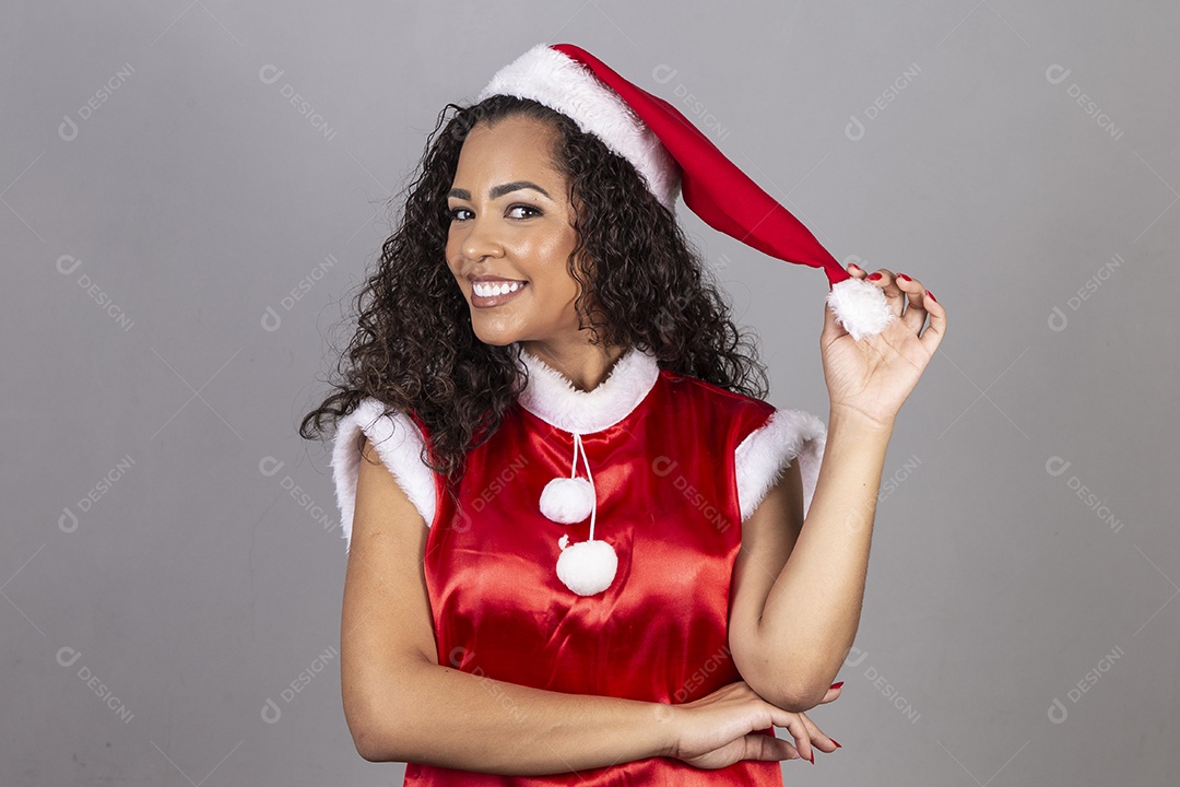 Linda mulher jovem usando chapéu de papai noel celebrando o natal