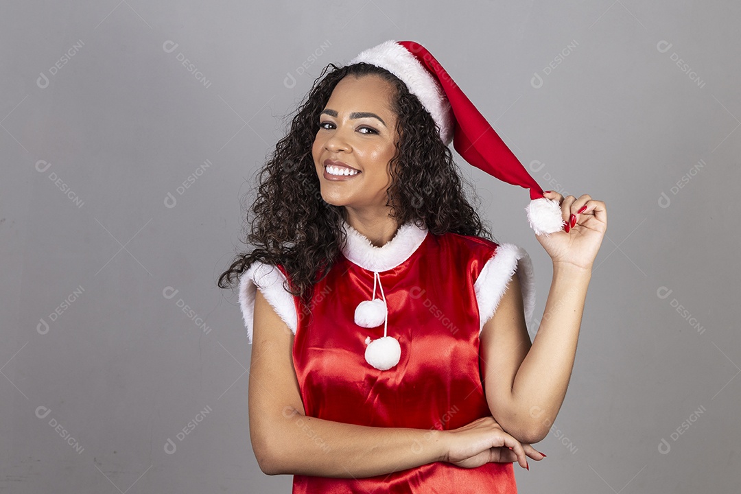 Linda mulher jovem usando chapéu de papai noel celebrando o natal