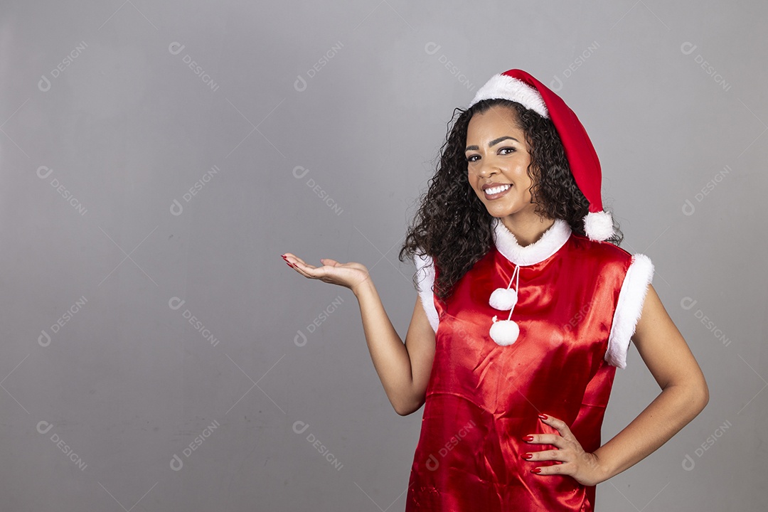 Linda mulher jovem usando chapéu de papai noel celebrando o natal