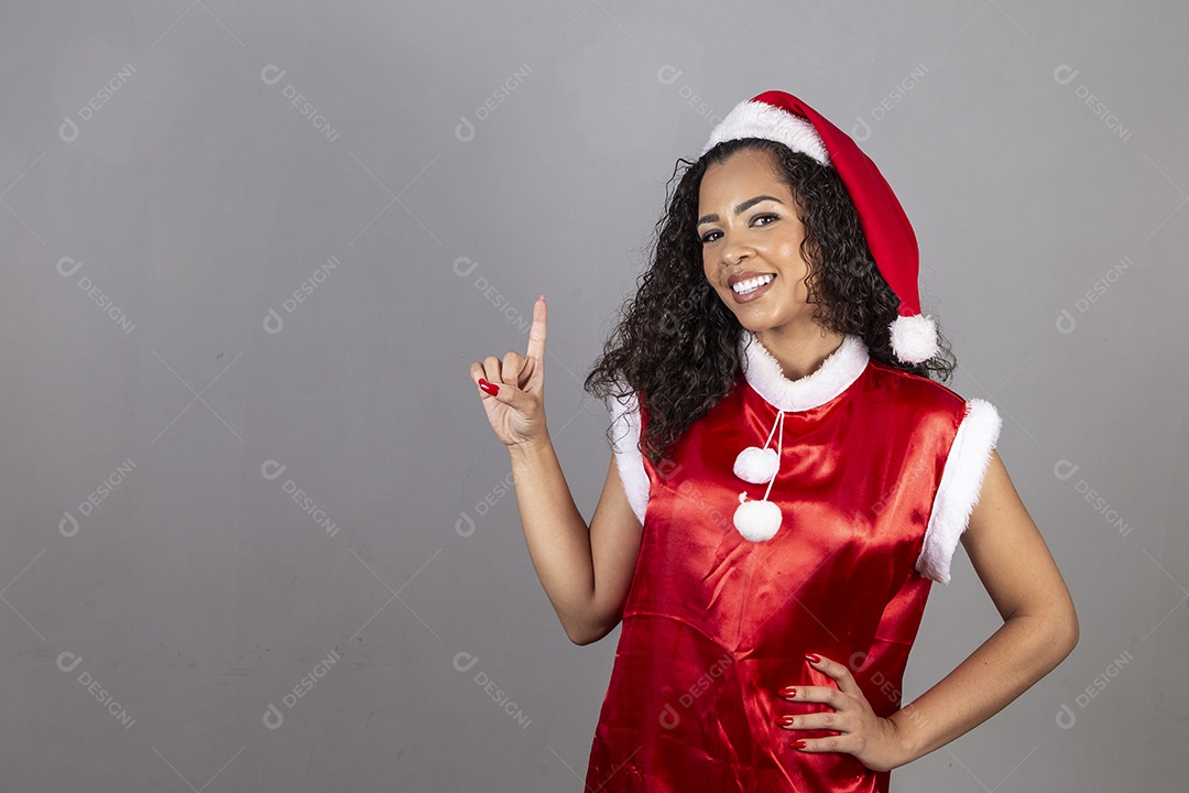 Linda mulher jovem usando chapéu de papai noel celebrando o natal