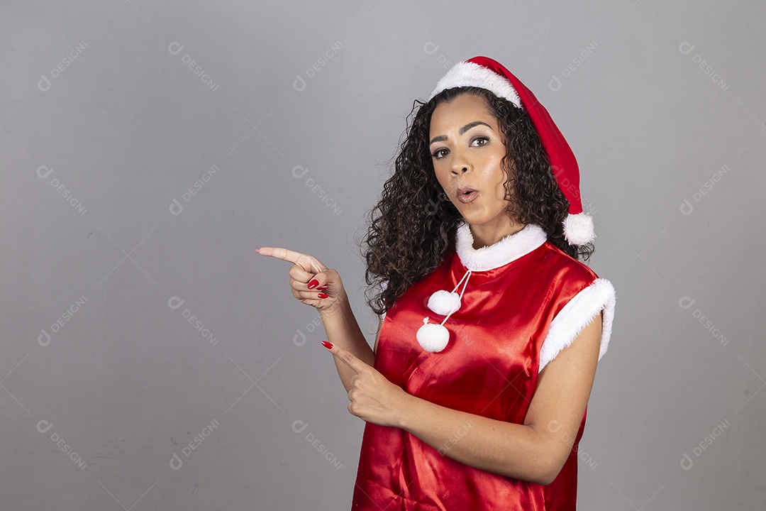 Linda mulher jovem usando chapéu de papai noel celebrando o natal