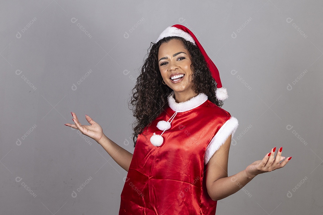 Linda mulher jovem usando chapéu de papai noel celebrando o natal