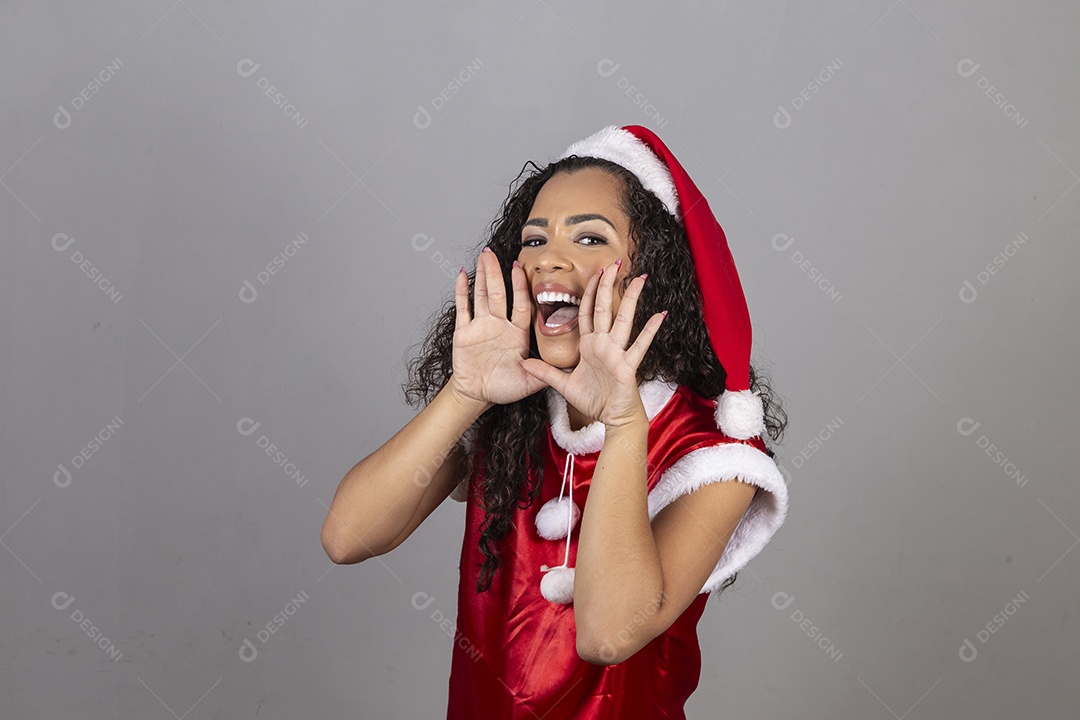 Linda mulher jovem usando chapéu de papai noel celebrando o natal