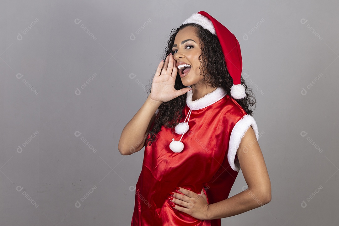 Linda mulher jovem usando chapéu de papai noel celebrando o natal