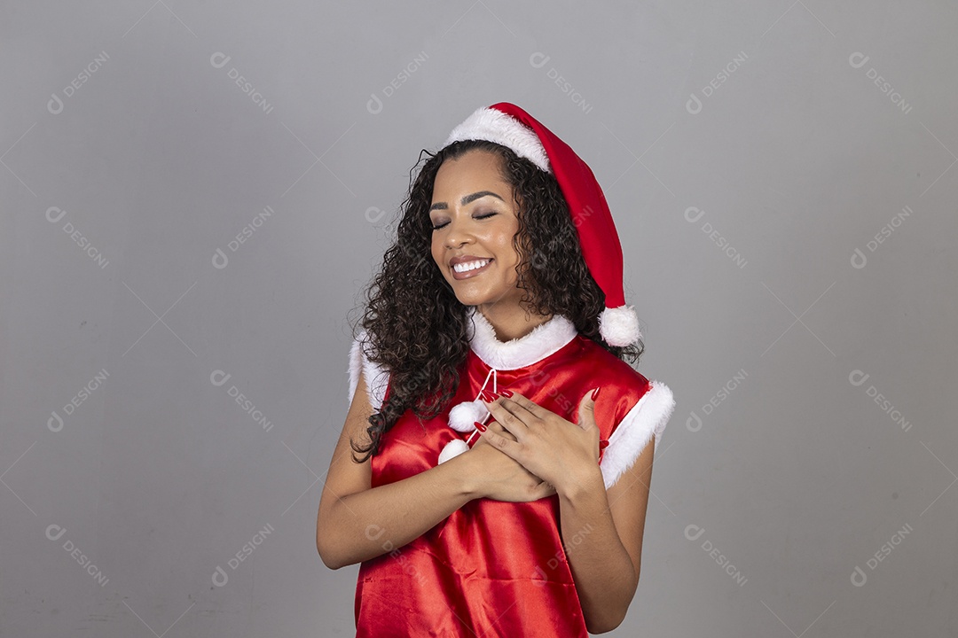 Linda mulher jovem usando chapéu de papai noel celebrando o natal