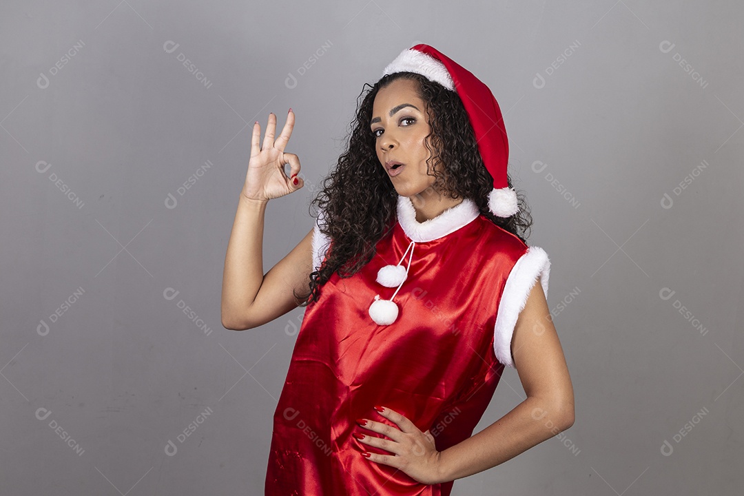 Linda mulher jovem usando chapéu de papai noel celebrando o natal