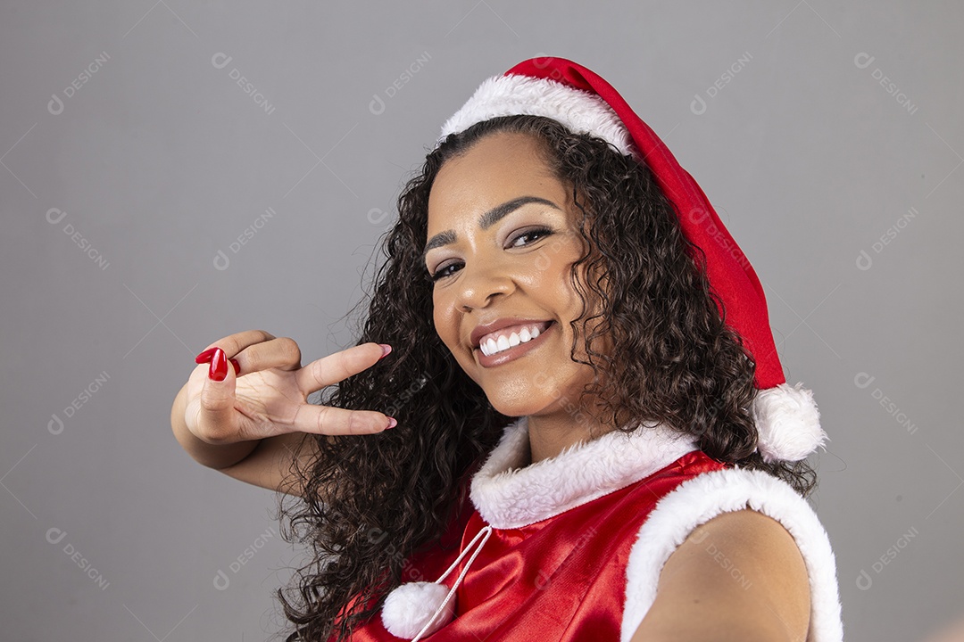 Linda mulher jovem usando chapéu de papai noel celebrando o natal