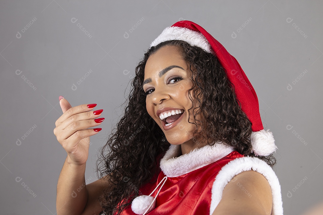 Linda mulher jovem usando chapéu de papai noel celebrando o natal