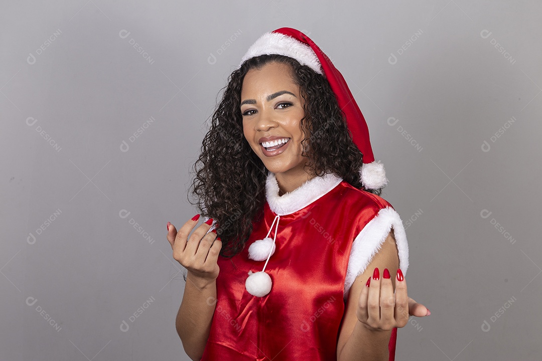 Linda mulher jovem usando chapéu de papai noel celebrando o natal