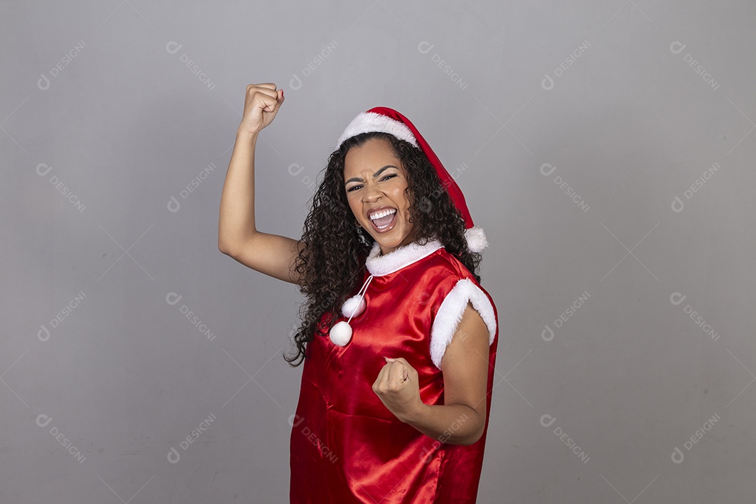 Linda mulher jovem usando chapéu de papai noel celebrando o natal