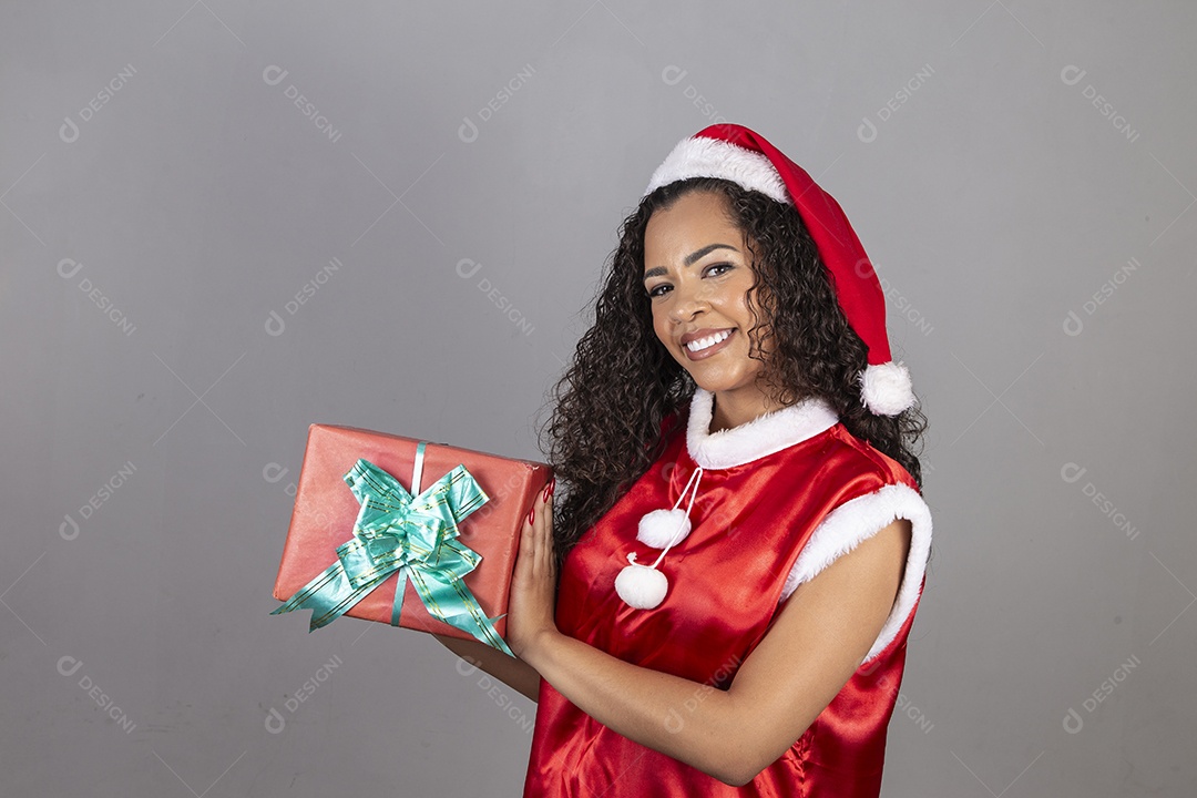 Linda mulher jovem usando chapéu de papai noel celebrando o natal