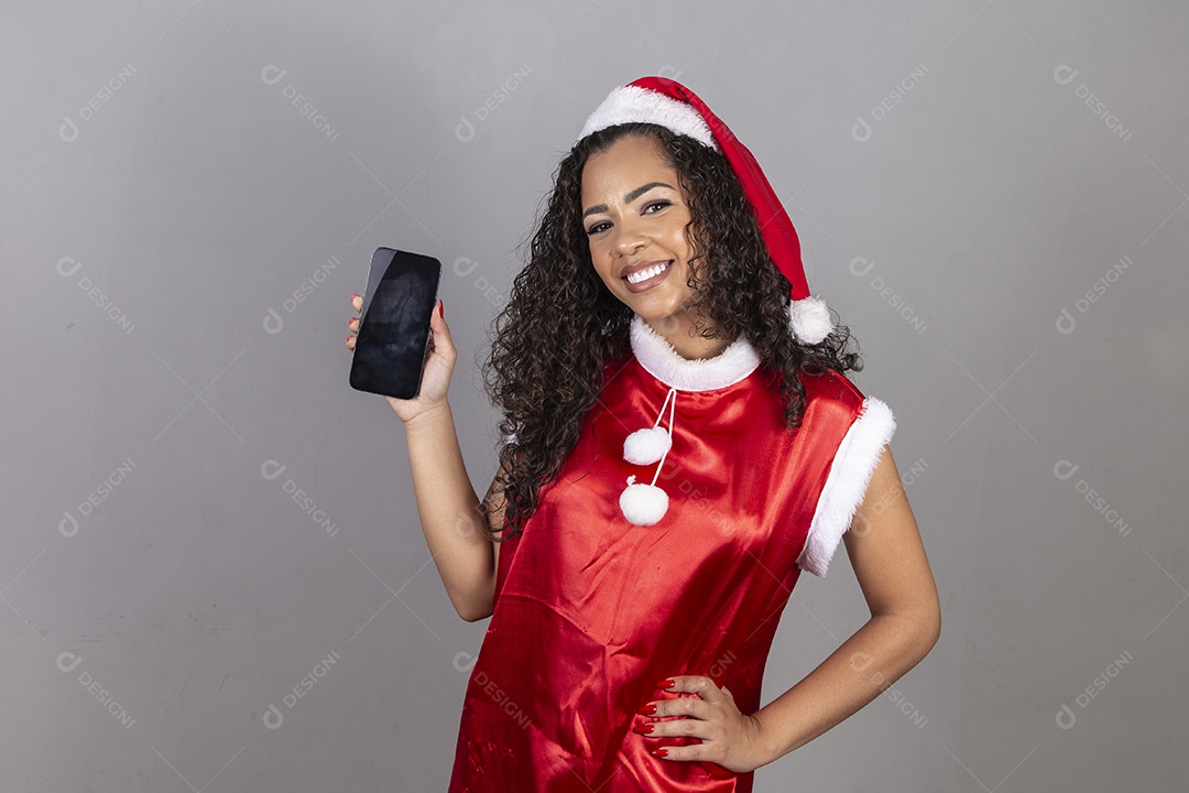 Linda mulher jovem usando chapéu de papai noel celebrando o natal