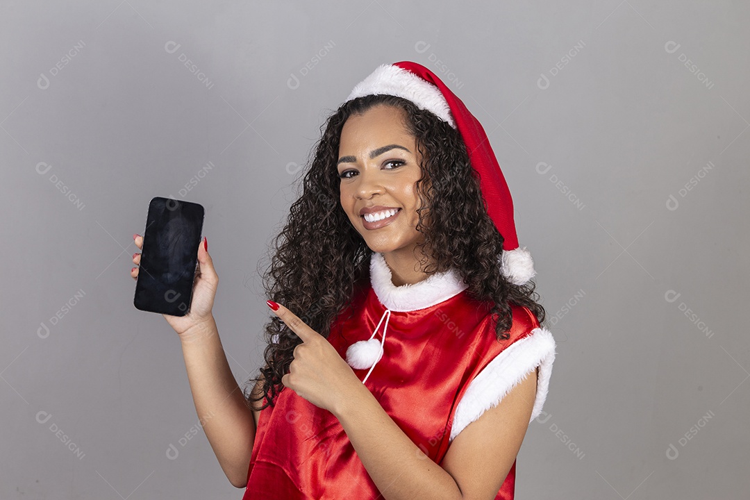 Linda mulher jovem usando chapéu de papai noel celebrando o natal
