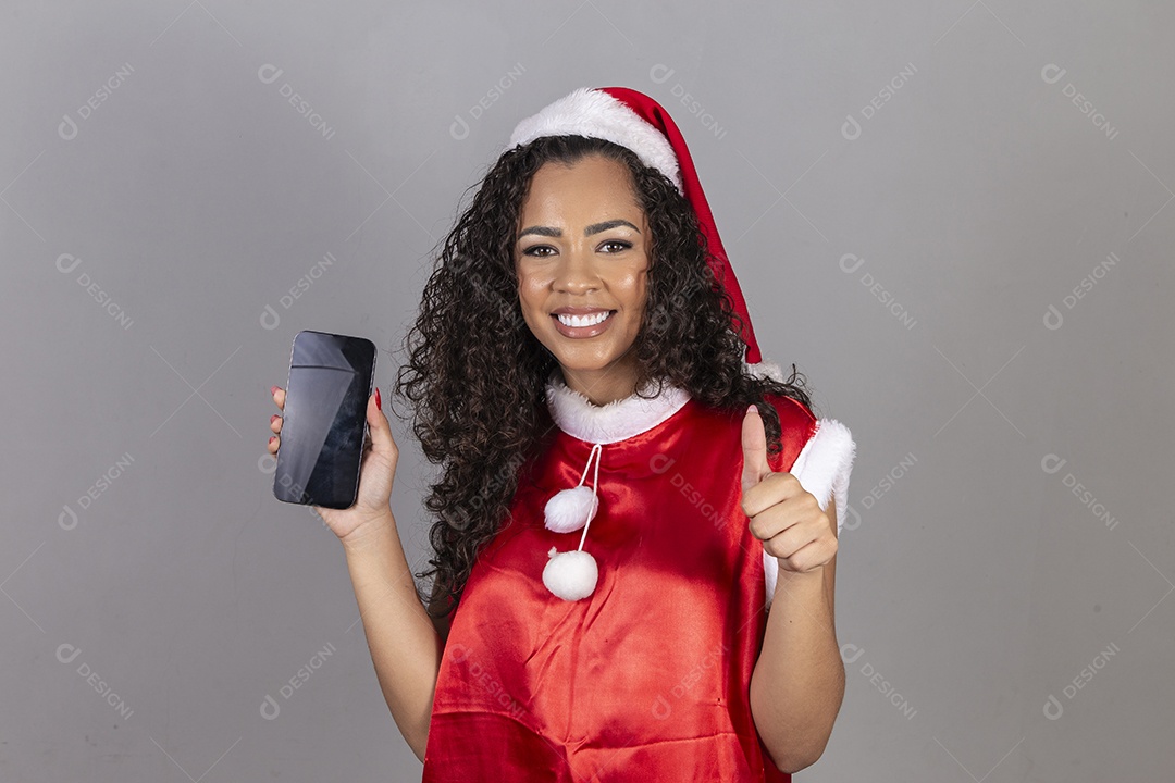 Linda mulher jovem usando chapéu de papai noel celebrando o natal