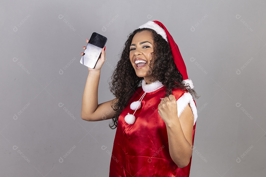 Linda mulher jovem usando chapéu de papai noel celebrando o natal