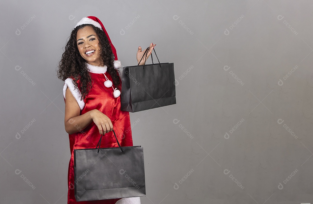 Linda mulher jovem usando chapéu de papai noel celebrando o natal