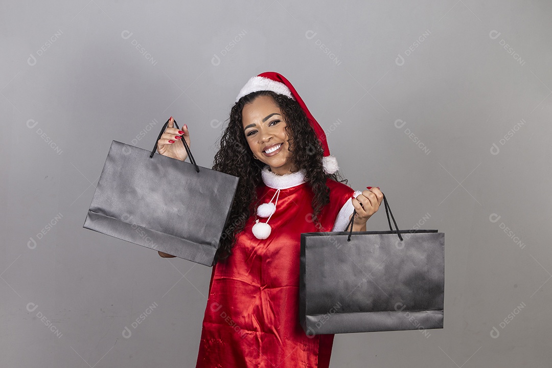 Linda mulher jovem usando chapéu de papai noel celebrando o natal