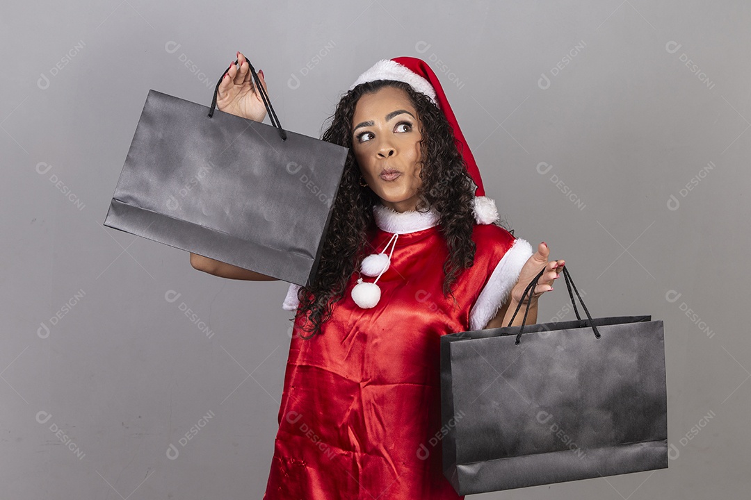 Linda mulher jovem usando chapéu de papai noel celebrando o natal