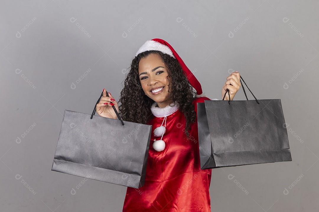 Linda mulher jovem usando chapéu de papai noel celebrando o natal