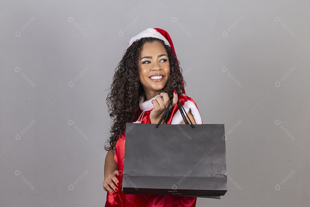 Linda mulher jovem usando chapéu de papai noel celebrando o natal