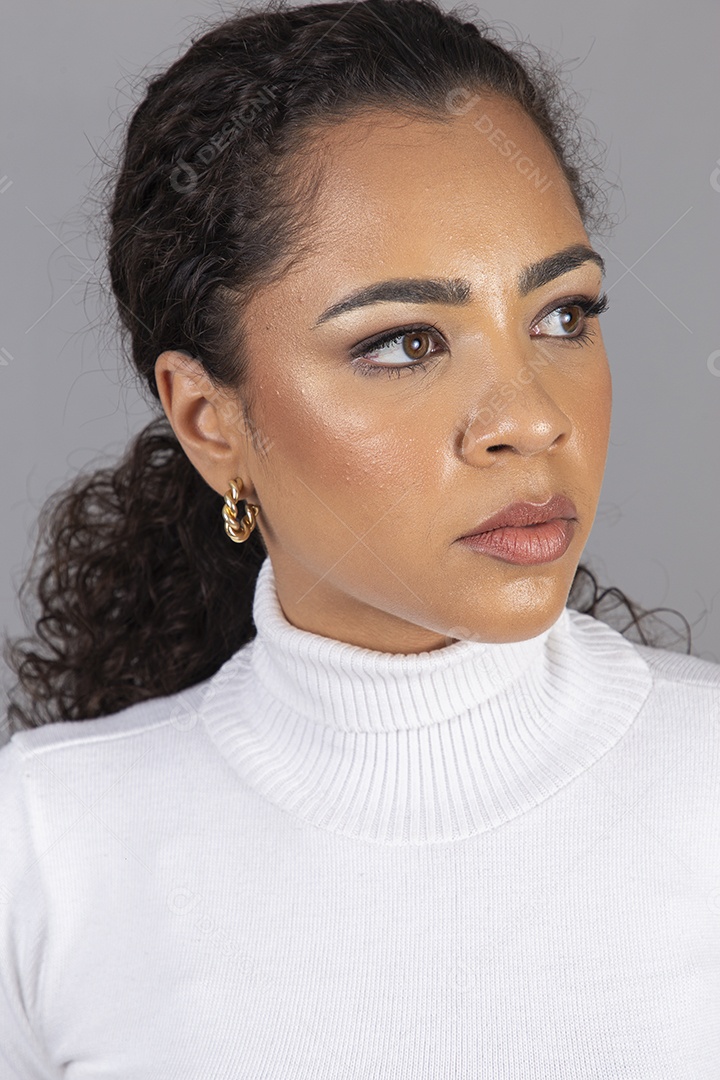 Linda mulher jovem sobre fundo isoaldo