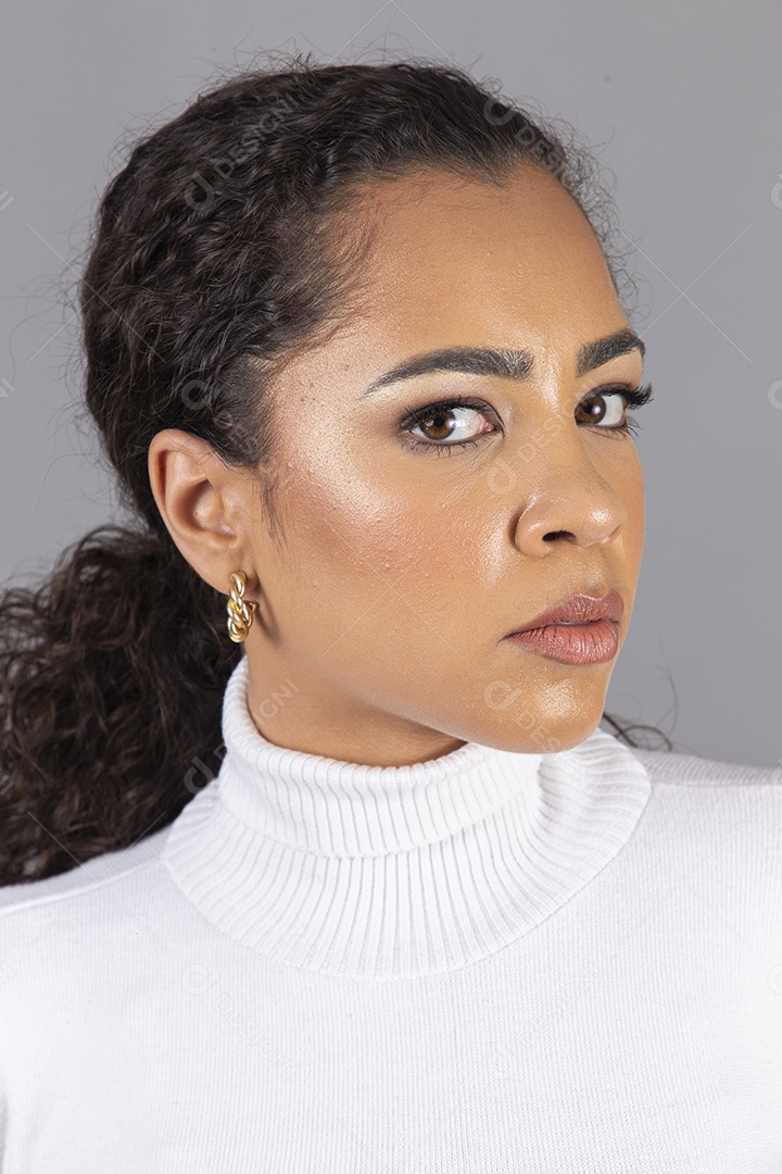 Linda mulher jovem sobre fundo isoaldo