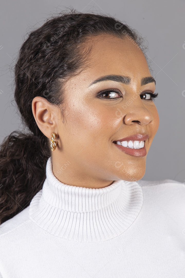 Linda mulher jovem sobre fundo isoaldo