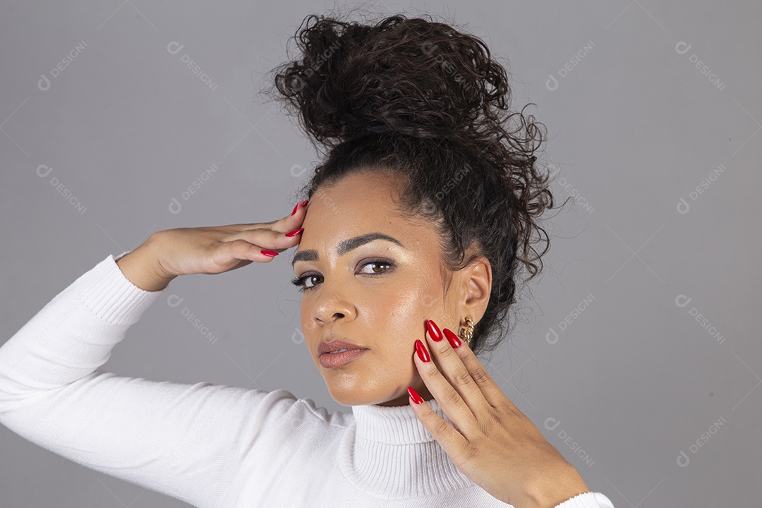 Linda mulher jovem sobre fundo isoaldo