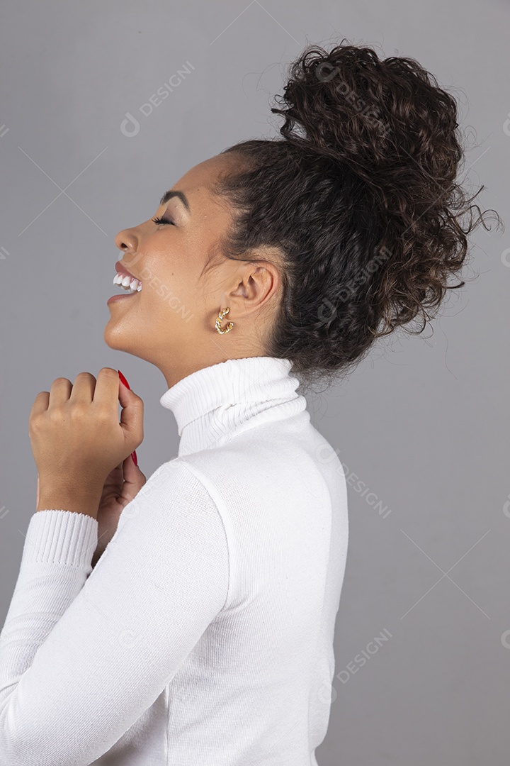 Linda mulher jovem sobre fundo isoaldo