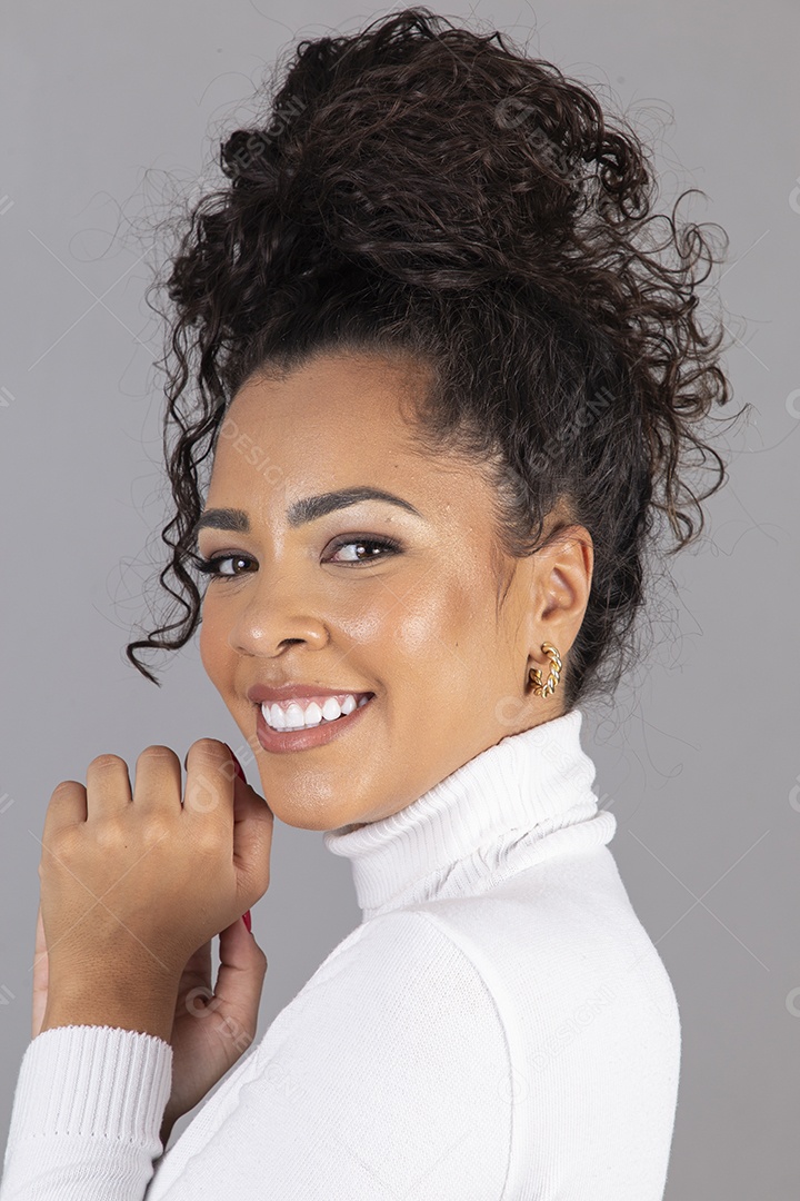 Linda mulher jovem sobre fundo isoaldo