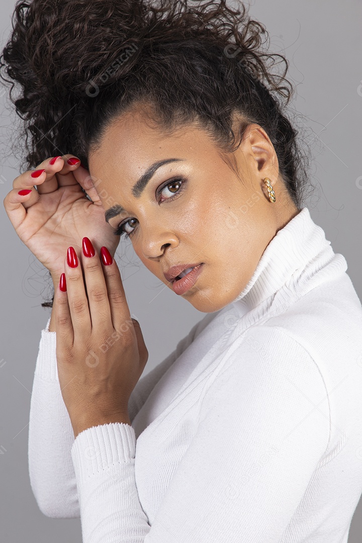 Linda mulher jovem sobre fundo isoaldo