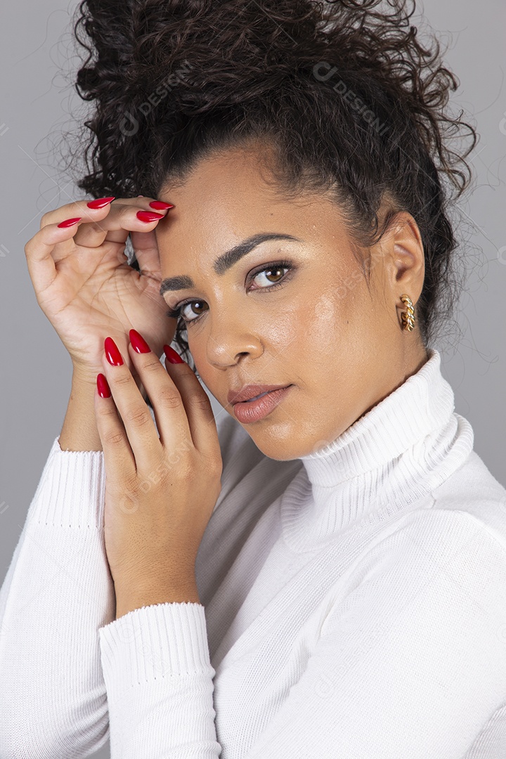 Linda mulher jovem sobre fundo isoaldo