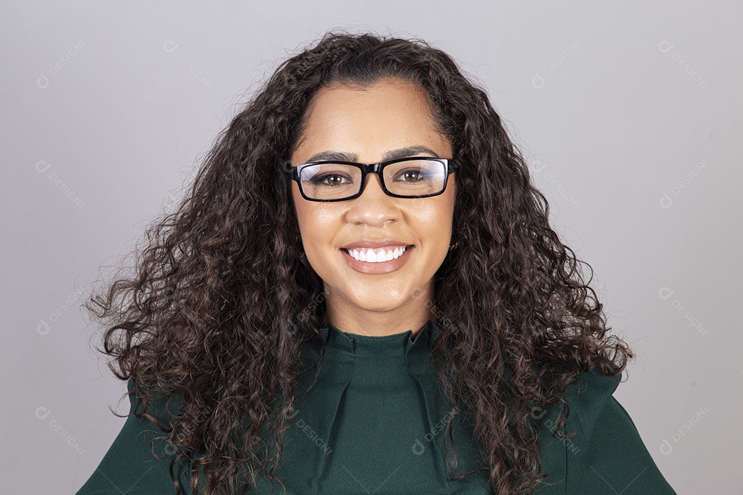 Linda mulher jovem sobre fundo isoaldo