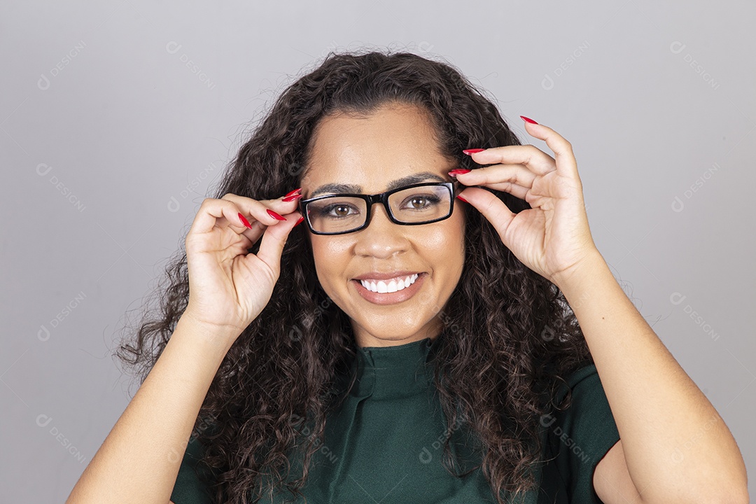 Linda mulher jovem sobre fundo isoaldo