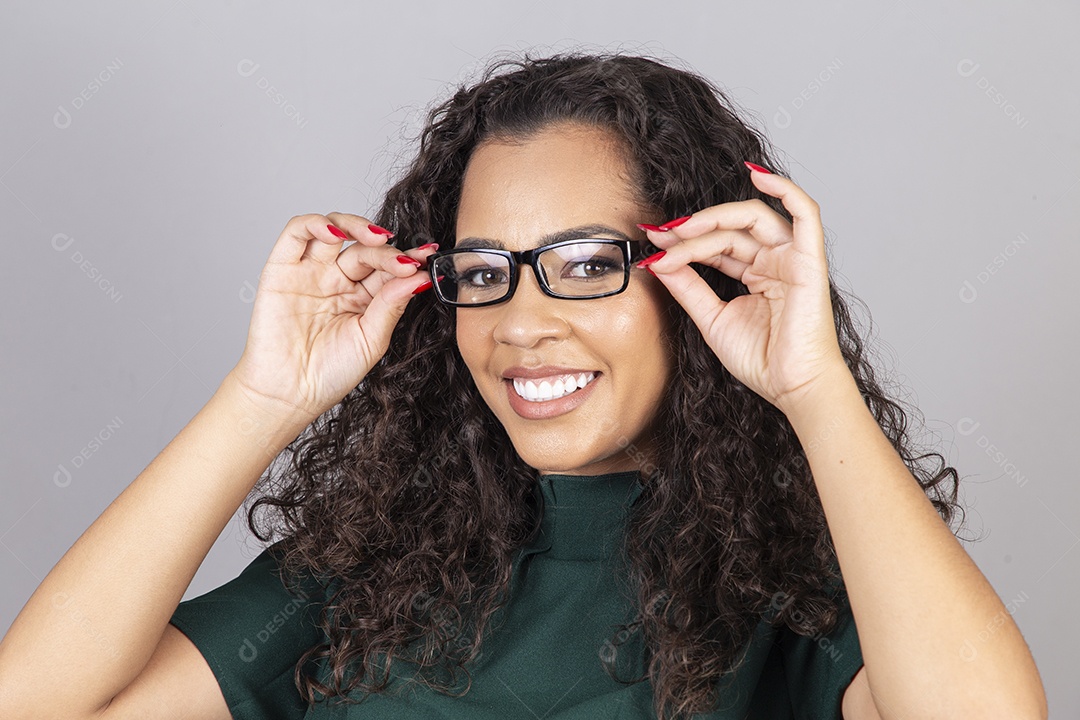 Linda mulher jovem sobre fundo isoaldo