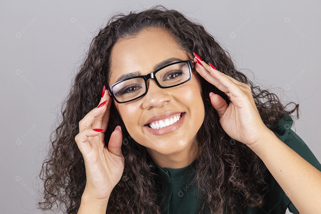 Linda mulher jovem sobre fundo isoaldo