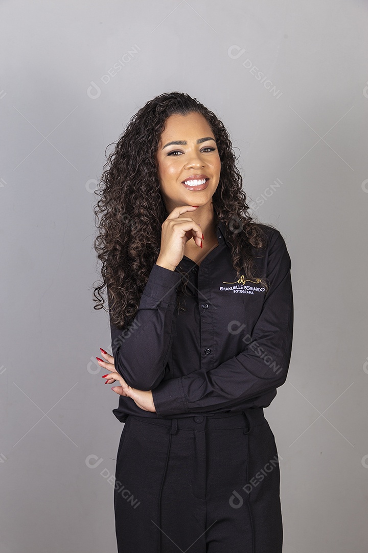 Linda mulher jovem sobre fundo isoaldo