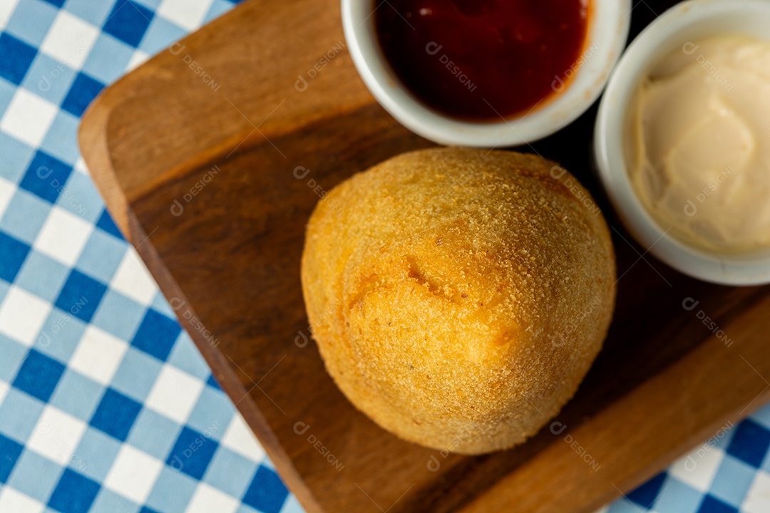 Tradicional coxinha brasileira. salgadinho frito típico recheado com carne e frango