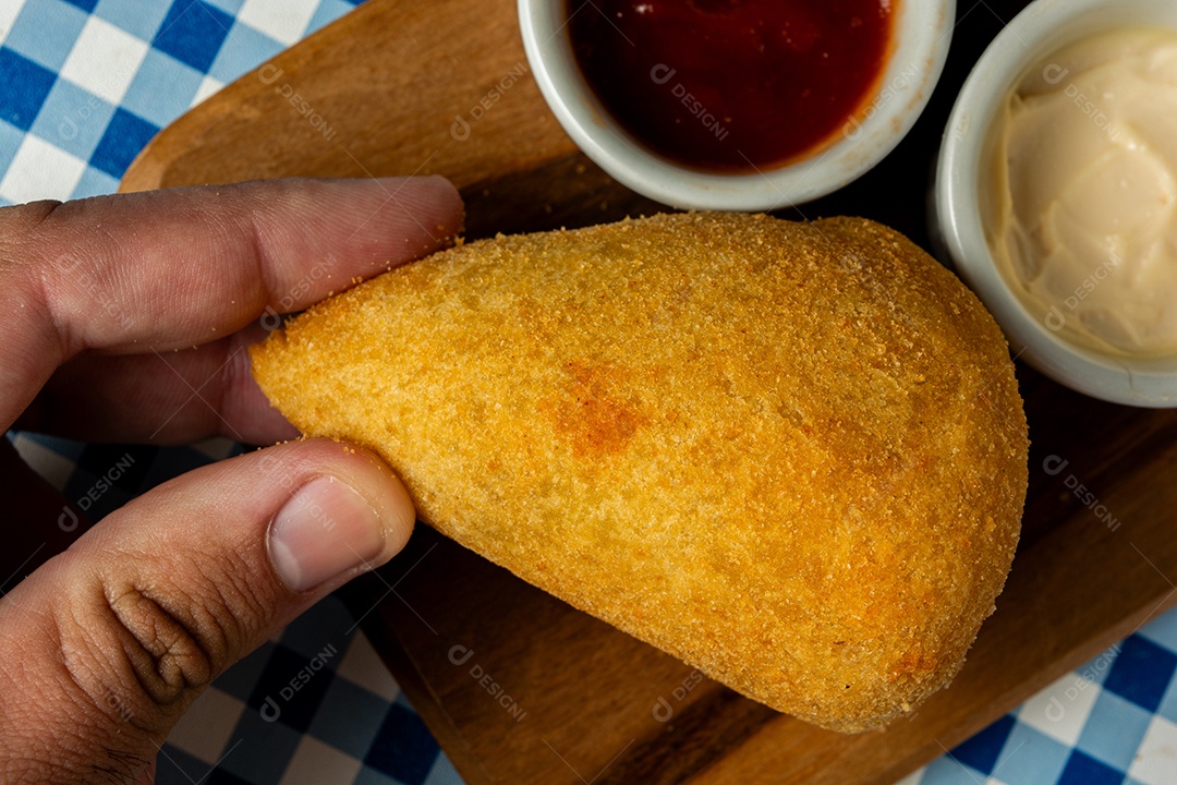 Tradicional coxinha brasileira. salgadinho frito típico recheado com carne e frango
