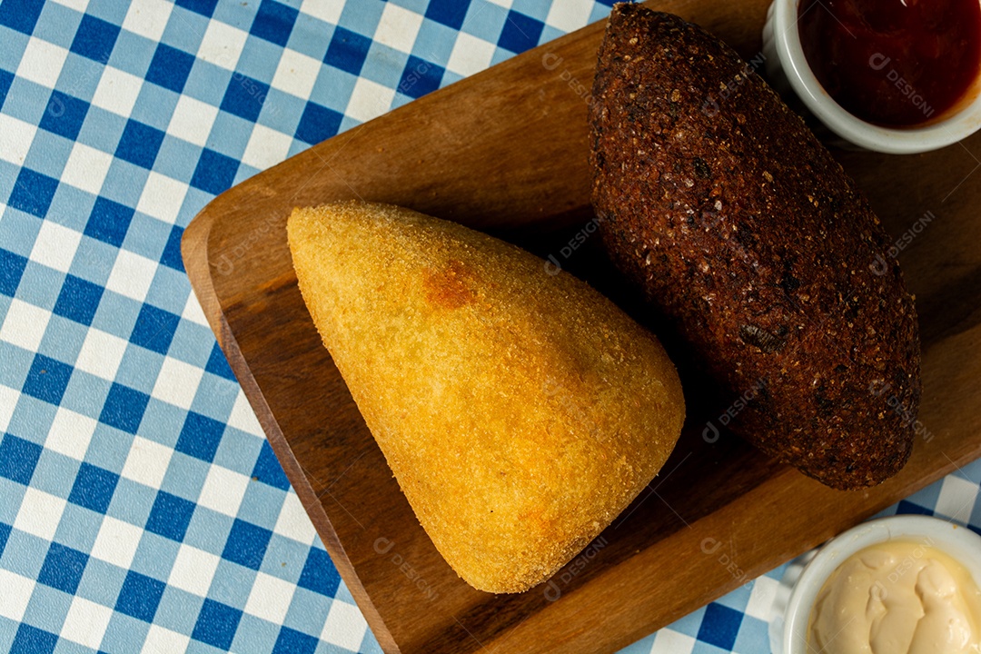 Tradicional coxinha brasileira. salgadinho frito típico recheado com carne e frango