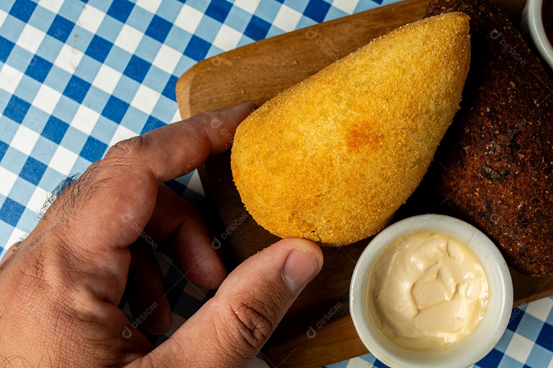 Tradicional coxinha brasileira. salgadinho frito típico recheado com carne e frango